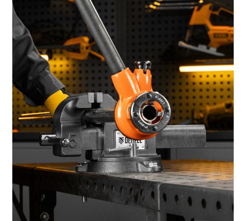 Тиски слесарные BVH-125, 125 мм, поворотные, стальная направляющая, с наковальней //Denzel