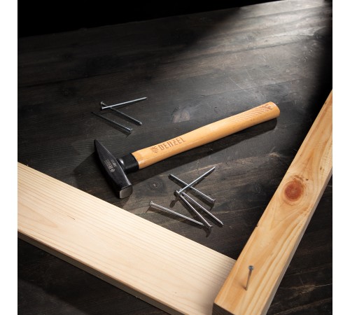 Молоток слесарный, 300 г, кованый квадратный боек, буковая рукоятка Denzel