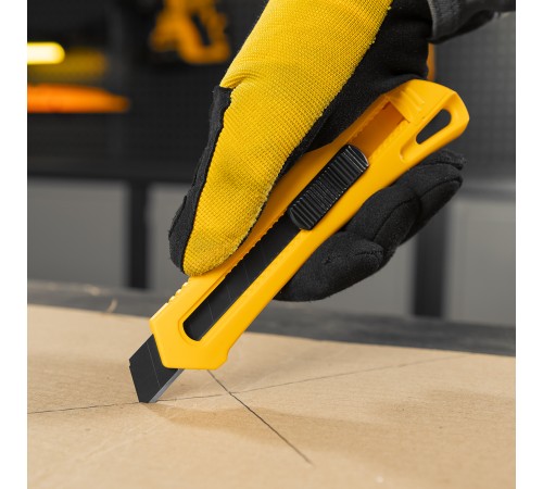 Нож, 18 мм, сменное лезвие, SK4, облегченный корпус, нажимной фиксатор// Denzel