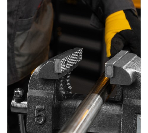 Тиски слесарные BVH-125, 125 мм, поворотные, стальная направляющая, с наковальней //Denzel