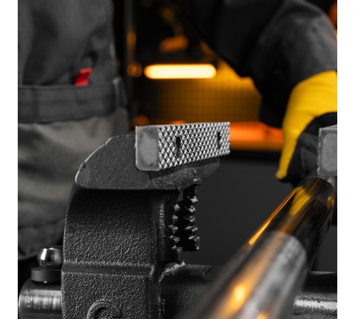 Тиски слесарные BVH-150, 150 мм, поворотные, стальная направляющая, с наковальней //Denzel