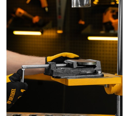 Станок сверлильный радиальный DDM-550R, 550 Вт, 16 мм, 12 ск., настольный Denzel