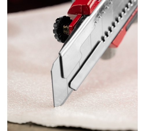 Нож, 25 мм, выдвижное лезвие, усиленная металлическая направляющая, металлическая обрезиненная рукоятка Matrix