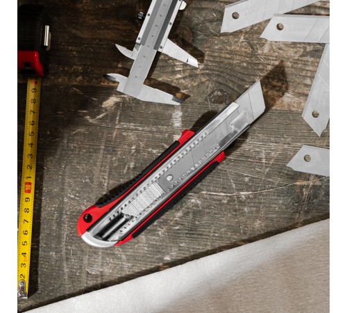 Нож, 25 мм, выдвижное лезвие, усиленная металлическая направляющая, металлическая обрезиненная рукоятка Matrix