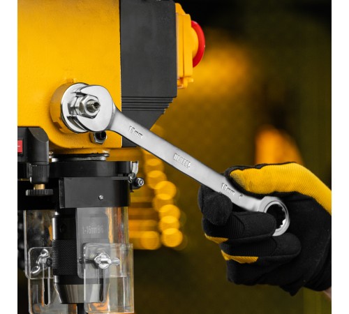 Ключ комбинированный трещоточный, 18 мм, CrV, матовый хром Denzel