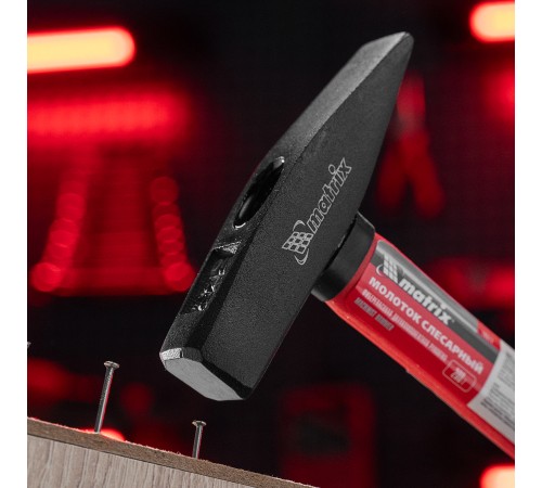 Молоток слесарный, 200 г, фибергласовая обрезиненная рукоятка Matrix