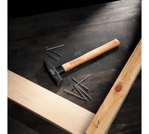 Молоток слесарный, 500 г, кованый квадратный боек, буковая рукоятка Denzel