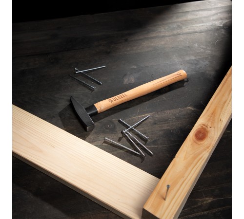 Молоток слесарный, 200 г, кованый квадратный боек, буковая рукоятка Denzel