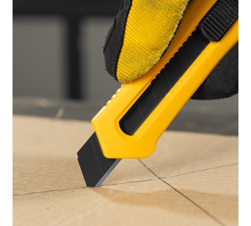 Нож, 18 мм, сменное лезвие, SK4, облегченный корпус, нажимной фиксатор// Denzel