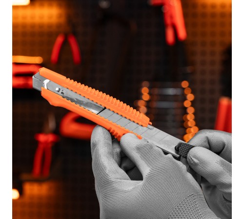 Нож, 18 мм, выдвижное лезвие, металлическая направляющая Sparta