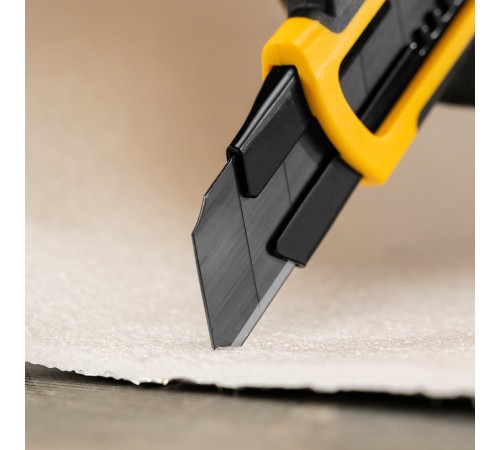 Нож, 25 мм, сменное лезвие, SK4, корпус из ABS + TPR, торцевой зажим Denzel