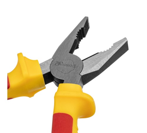 Плоскогубцы комбинированные, Insulated, 160 мм, двухкомпонентные рукоятки Matrix Professional Плоскогубцы комбинированные, Insulated, 160 мм, двухкомпонентные рукоятки Matrix Professional