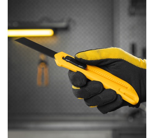 Нож, 18 мм, сменное лезвие, SK4, облегченный корпус, нажимной фиксатор// Denzel