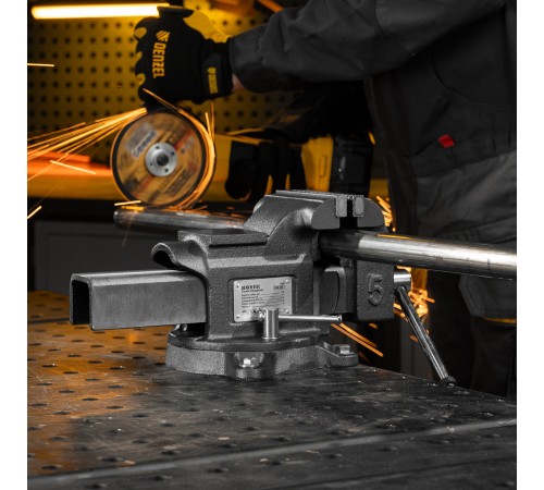 Тиски слесарные BVH-125, 125 мм, поворотные, стальная направляющая, с наковальней //Denzel