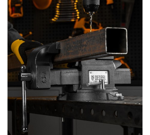 Тиски слесарные BVH-125, 125 мм, поворотные, стальная направляющая, с наковальней //Denzel