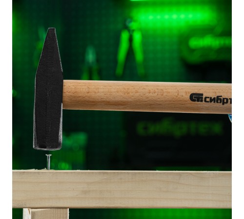 Молоток слесарный 800 г, квадратный боек, деревянная рукоятка Сибртех