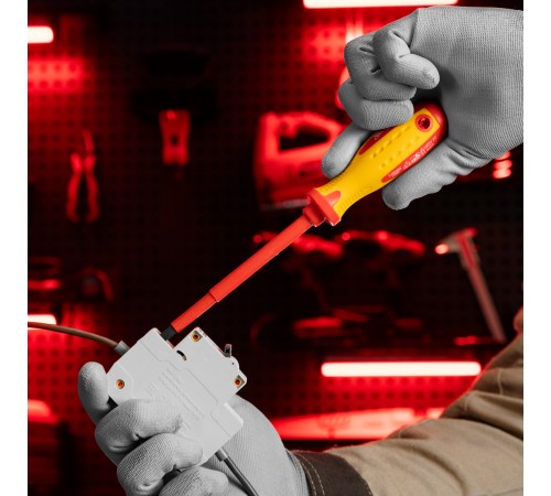 Отвертка Insulated, SL5.5 x 125 мм, CrMo, до 1000 В, двухкомпонентная рукоятка Matrix Professional